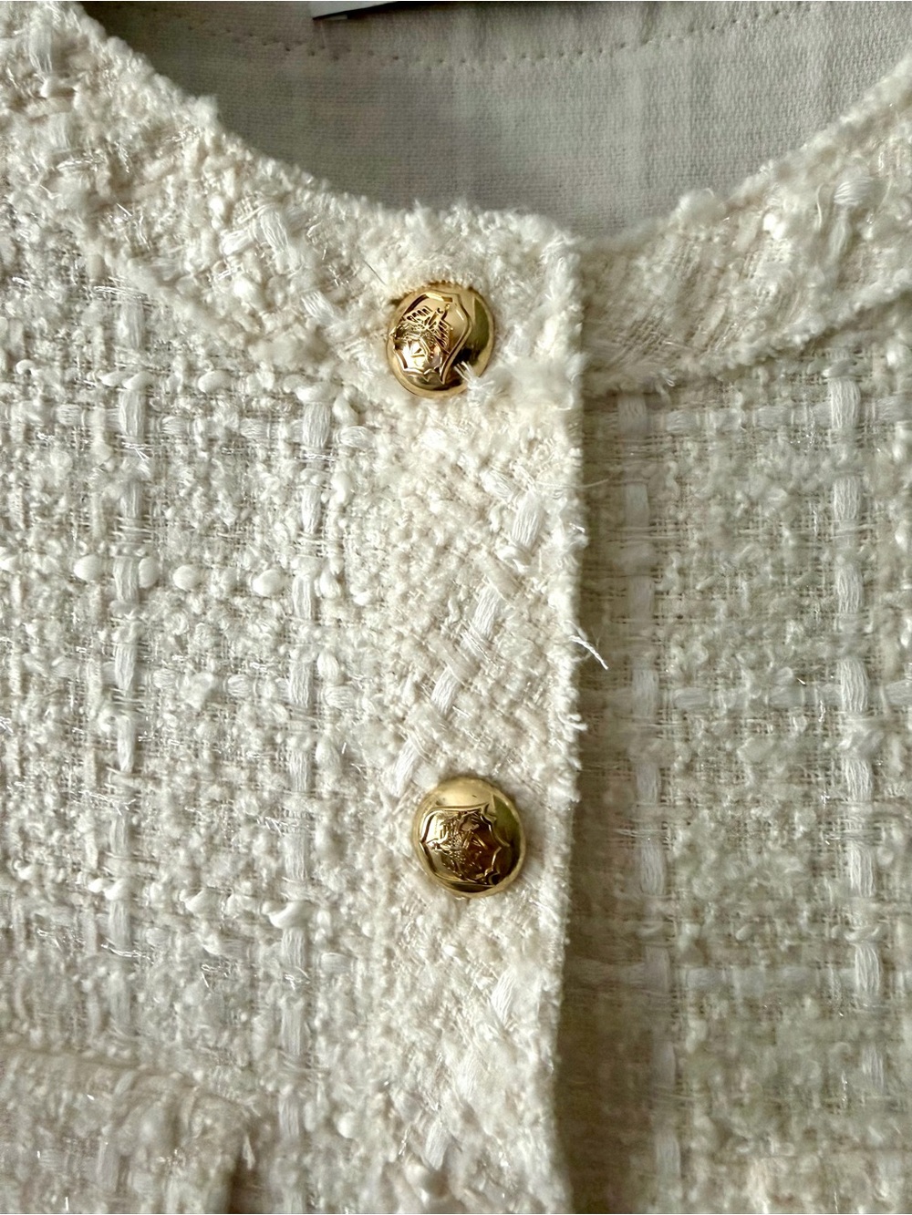 Elegant Cream Short-Sleeve Tweed Dress with Button Detail - Picture 4 of 12